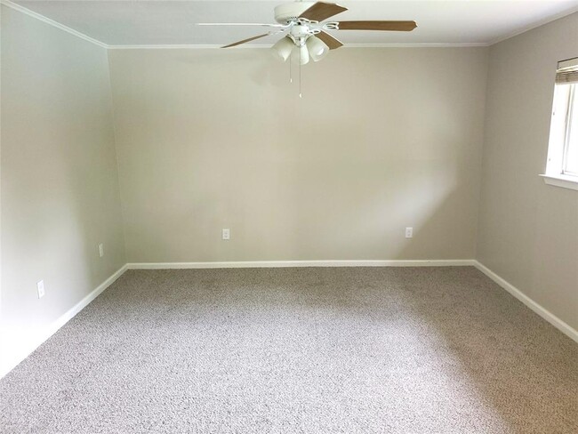 Building Photo - 1007 Reseda Dr