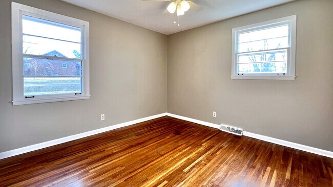 Building Photo - Coming Soon : 3BR+, 1 1/2BA house in Greenbrier