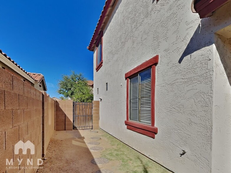 Building Photo - 3851 E Flower St