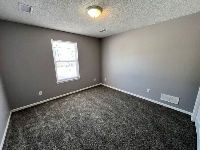 Building Photo - Spacious 3BR Duplex with Garage