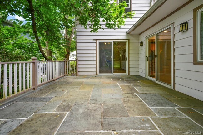 Building Photo - 721 Forest Ave