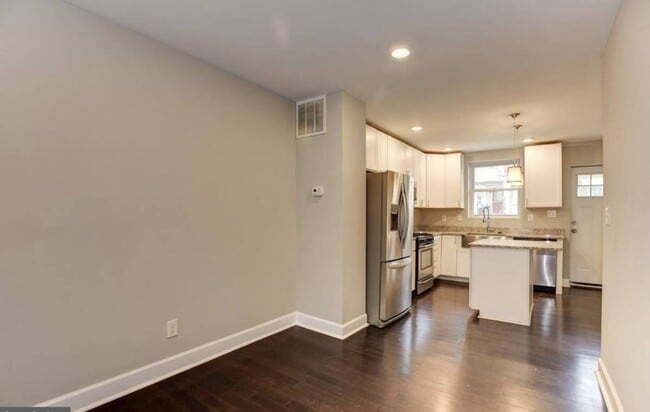 Building Photo - 307 S Newkirk St