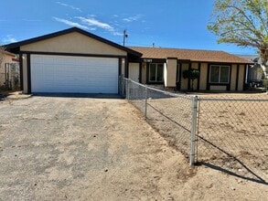 Building Photo - 4 Bedroom, 2 Bathroom Home!