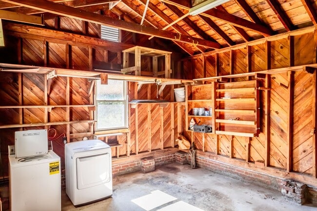 Building Photo - Gorgeous Home Located in Betton Hills, in ...