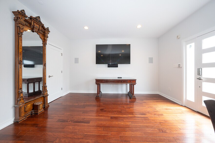 Building Photo - 601 Poplar St