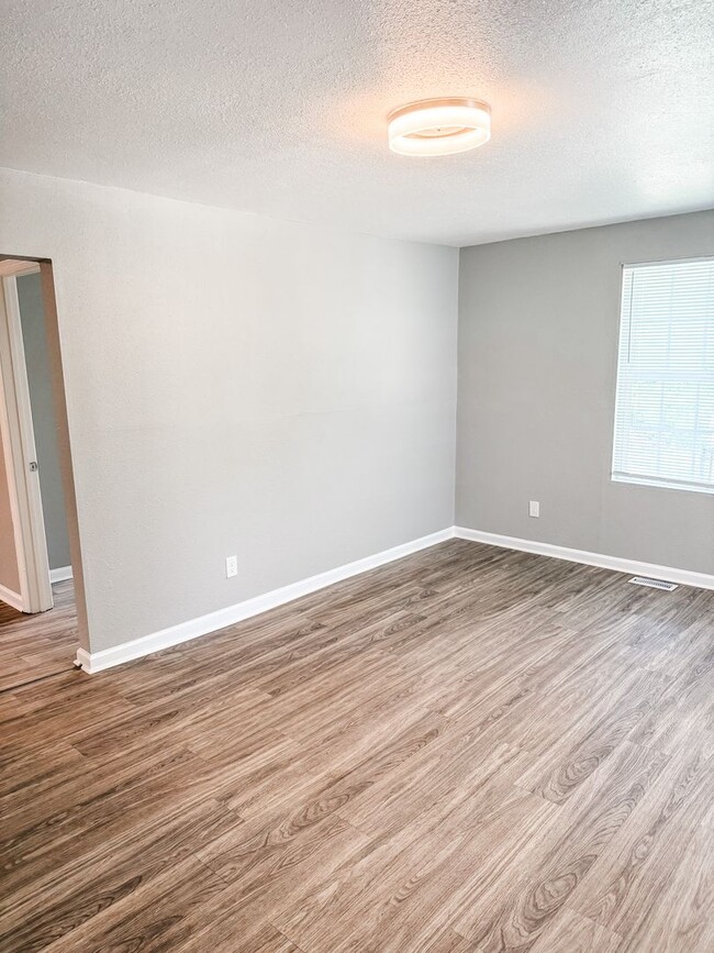 Building Photo - Charming 2 bedroom, 1 bathroom home located in the heart of East Knoxville