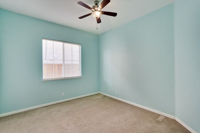Building Photo - Spacious 3 Bedroom, 2 Bathroom Home with D...