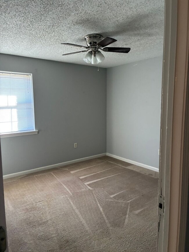 Building Photo - Comfortable West End Home