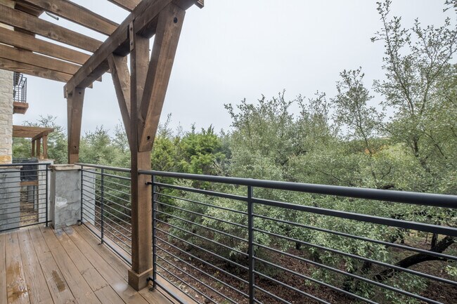 Building Photo - Beautiful 2 Bedroom, 2.5 Bath Townhome in Northwest Austin