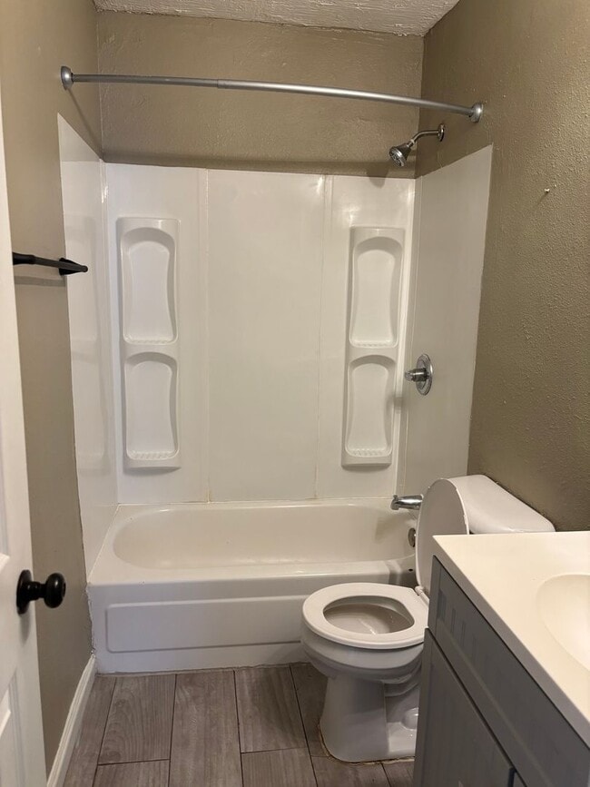 Building Photo - “Move-In Ready 2-Bedroom with Expansive Yard”