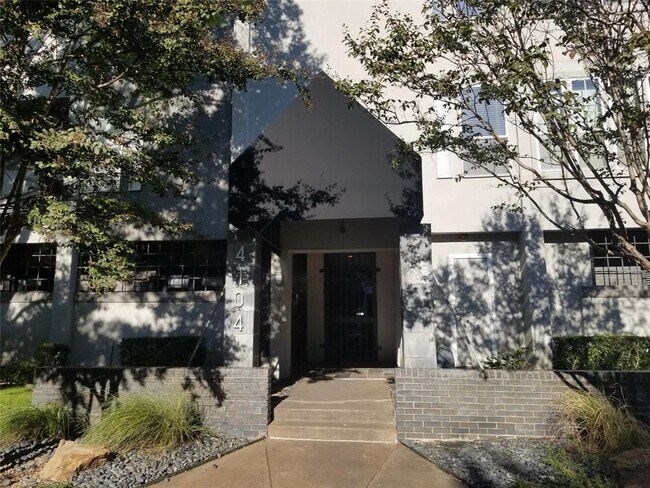 Building Photo - 4104 N Hall St