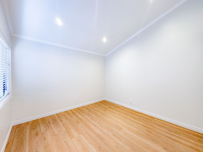 Building Photo - Beautiful 2bd 2ba