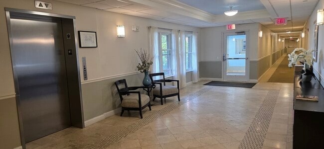 Building Photo - 629 Hammond St