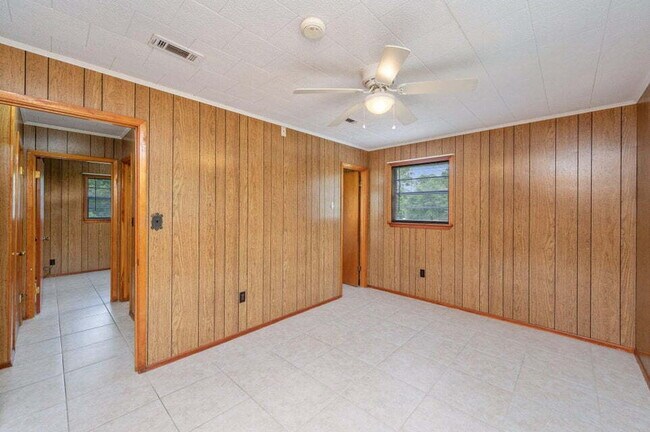 Building Photo - Charming brick home ready for move in!