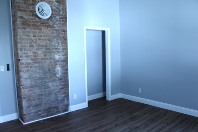 Building Photo - 115 N Central Ave