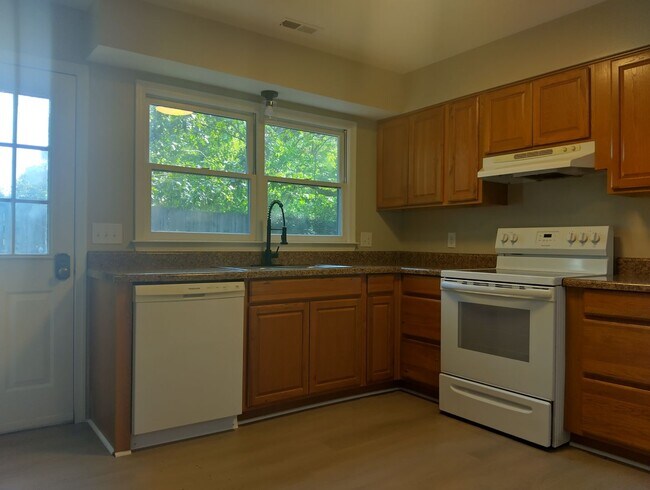 Building Photo - Spacious 2bd/1.5ba townhome