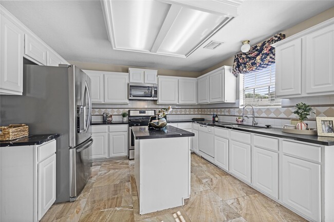 Building Photo - 2018 Waverly Glend Dr