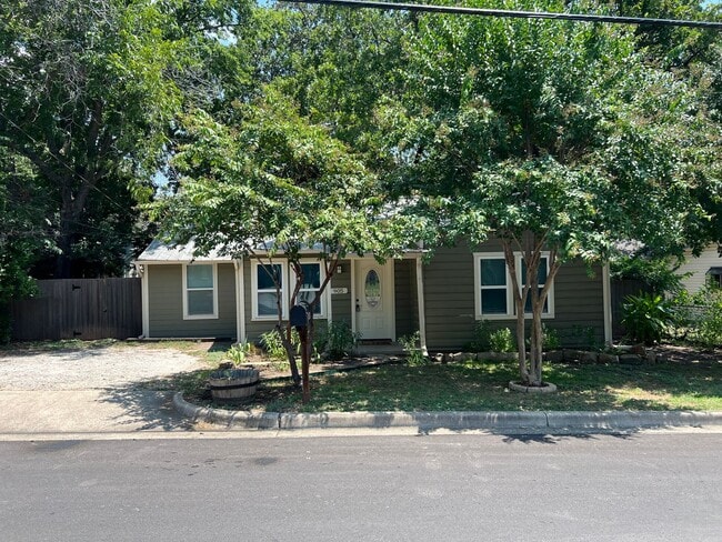 Building Photo - 905 S Alamo St