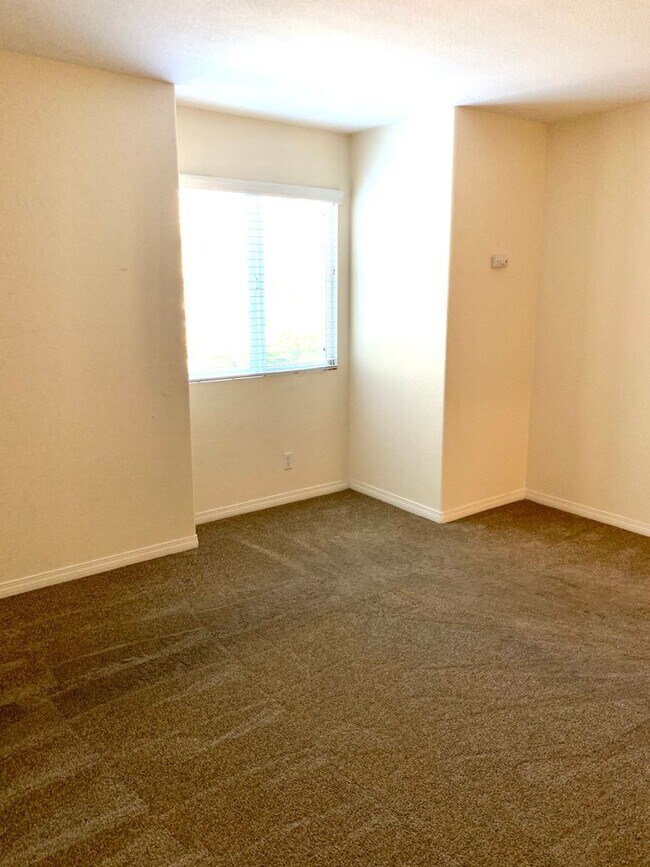 Building Photo - Enchanting 4 bedroom/2.5 bath property in the heart of Claremont Village