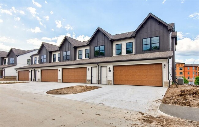 Building Photo - 6460 Galleria Dr