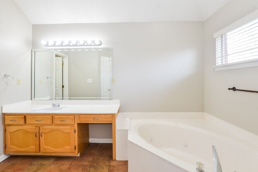 Building Photo - 8180 Cross Point Dr