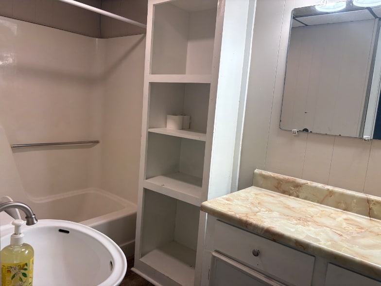 Building Photo - 603 Thornhill Dr