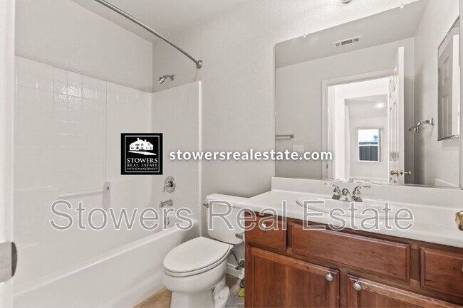 Building Photo - 1570 Eastlake Cir