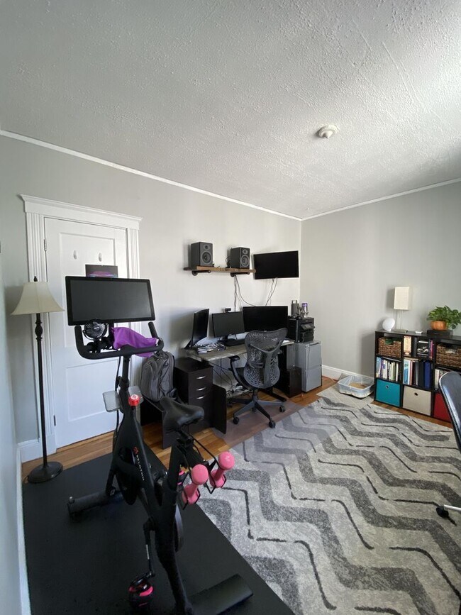 Building Photo - Charming 2-Bed, 1-Bath Available for June 1st - Heat/Hot Water Incl