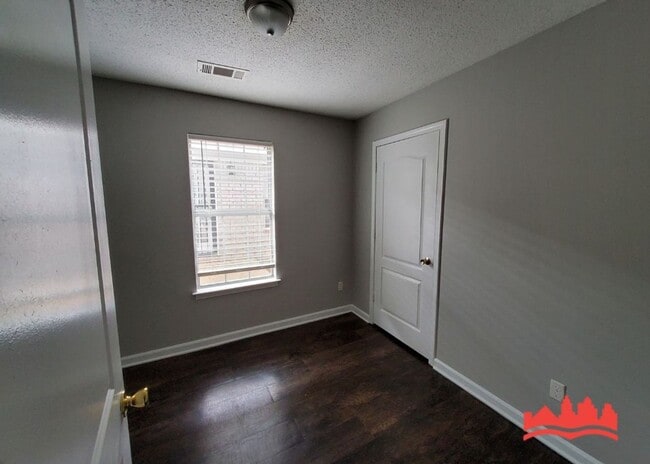 Building Photo - 3035 Meadows Ln