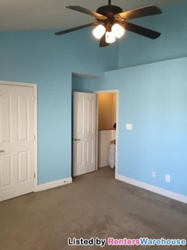 Building Photo - 402 Callander Way