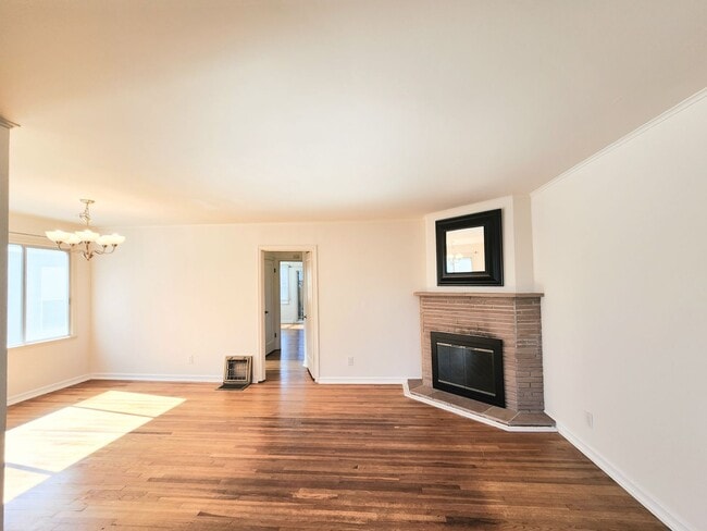 Building Photo - 2 bedroom duplex home