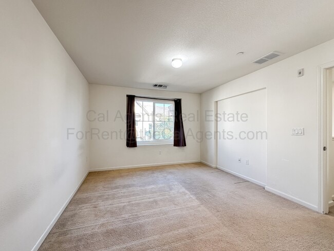 Building Photo - 110 Heligan Ln