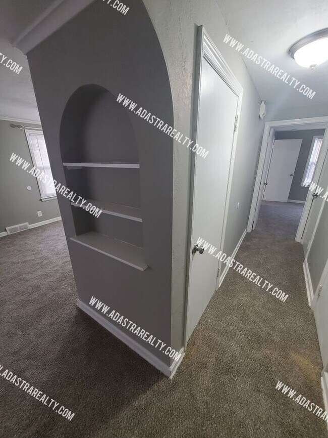 Building Photo - Spacious Raytown Home-Available NOW!!