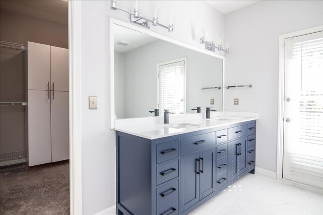 Building Photo - Spacious 4/3.5 in Highly Sought-After Buck...