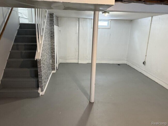 Building Photo - 1465 E 14 Mile Rd