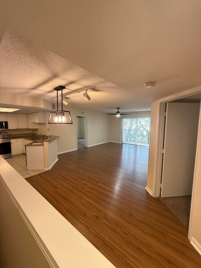 Building Photo - 1100 Crestwood Ct S