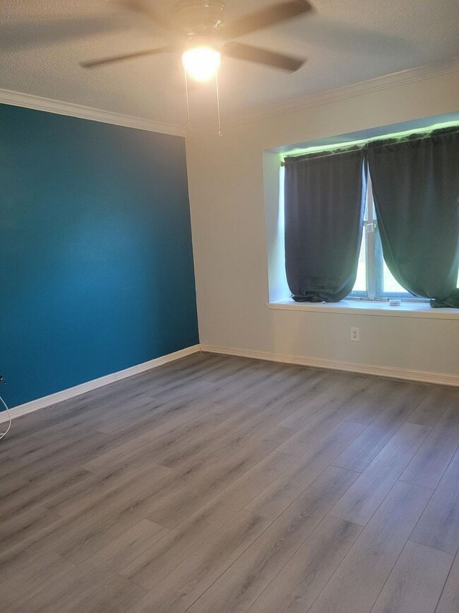 Building Photo - Pet Friendly, One Story 3 Bedroom Available!