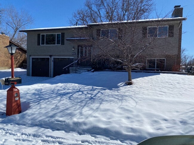 Building Photo - Great corner lot home backing up to open s...