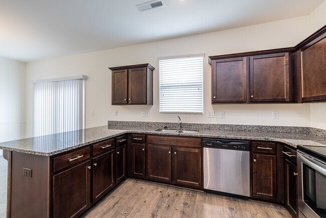 Building Photo - Stunning 3-Bedroom in Northwestern School District with Pool Access & Garage | AUGUST MOVE IN SPE...