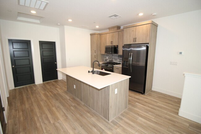 Building Photo - 2737 E Tamarind Dr