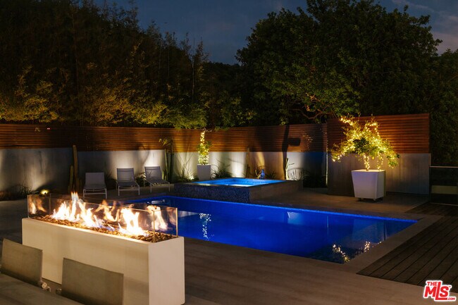 Building Photo - 2651 Nichols Canyon Rd