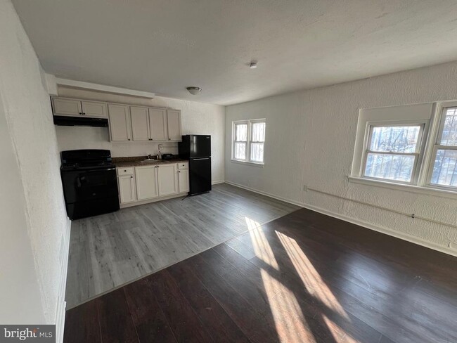 Building Photo - 1725 W Rockland St
