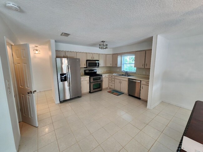 Building Photo - Charming 2 Bed 2 Bath Beachside Home