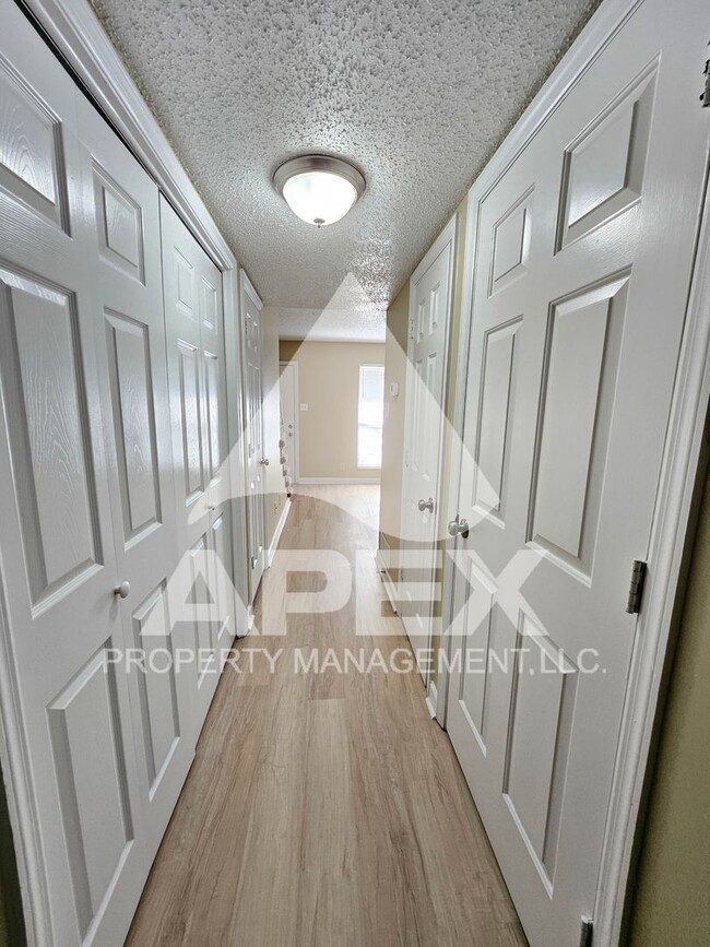 Building Photo - MOVE-IN SPECIAL, $1 RENT!! - Nice 2Bd - 1.5 Ba. Town House in West Knox off Cedar Bluff!