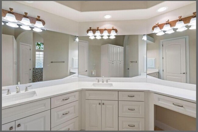 Building Photo - 1400 Camelback