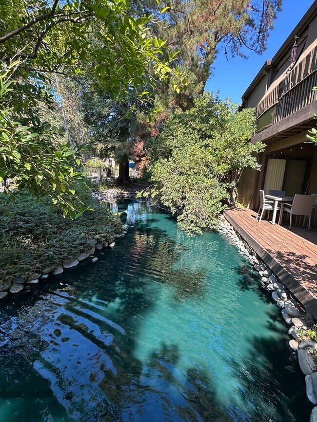 Building Photo - Cute and Cozy 1 Bedroom Condo in Gated Tim...