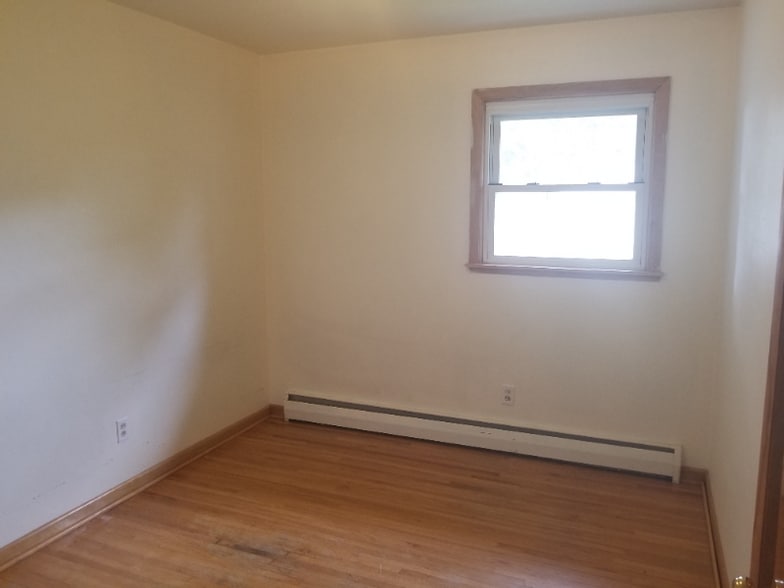 Building Photo - 1706 E 5th St