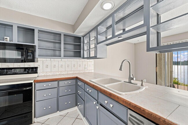 Building Photo - 893 Cliffs Dr