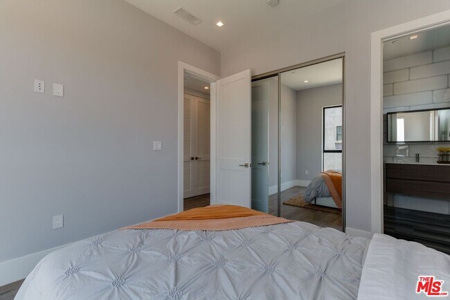 Building Photo - 4830 1/2 Pickford St