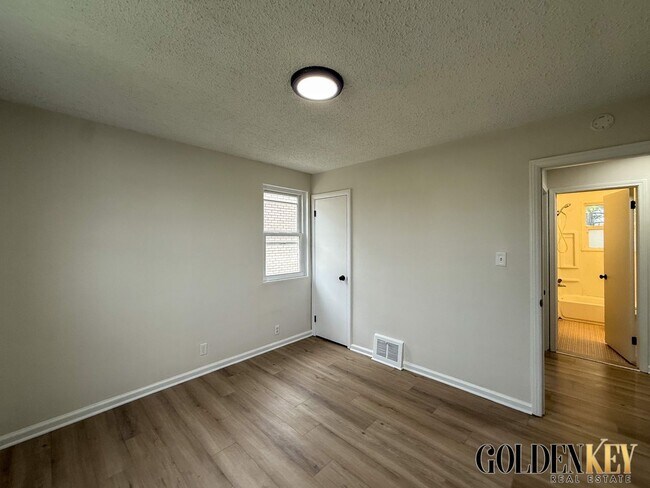 Building Photo - 3 Bed 1 Bath Lincoln Park Home